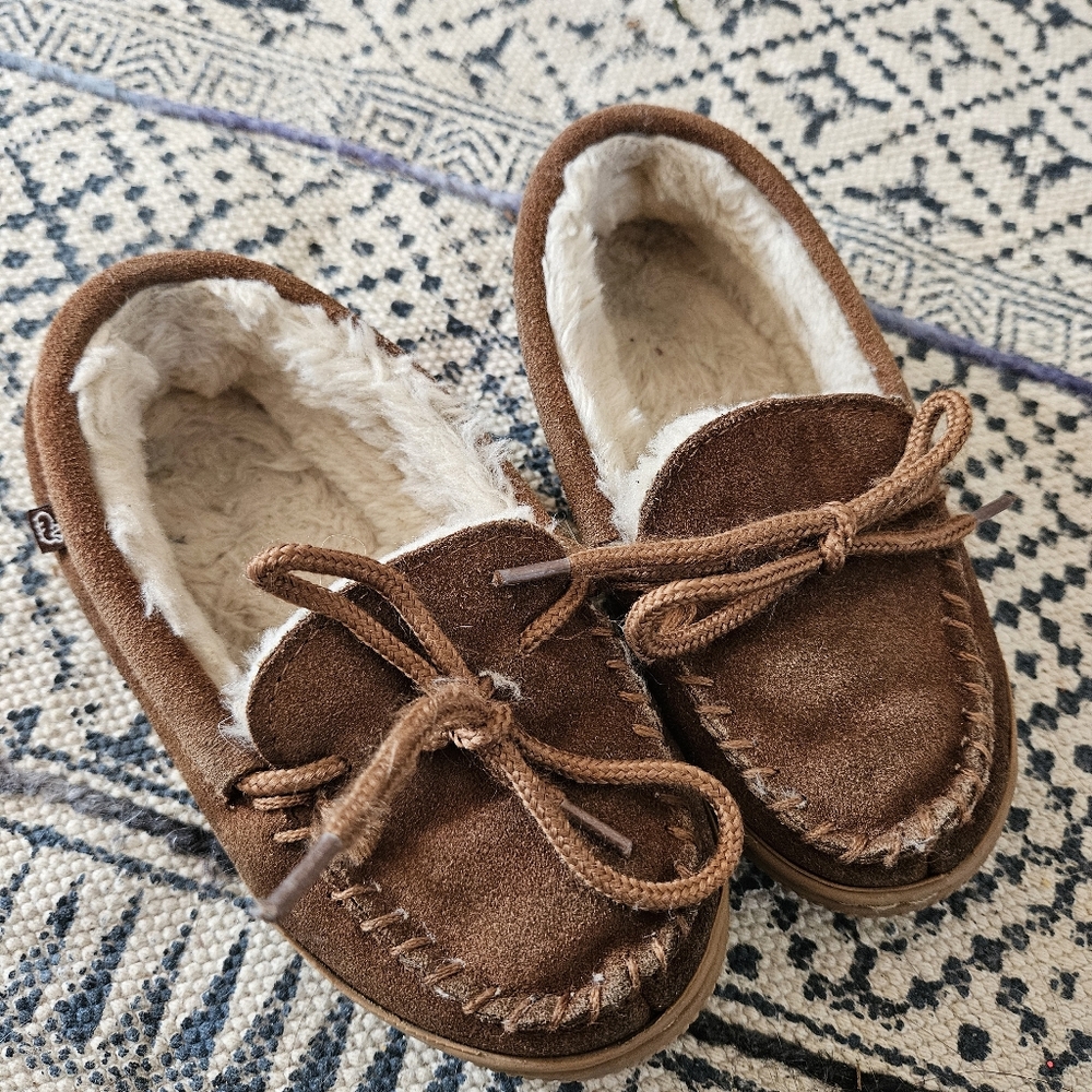 Lamo Unisex-Child Moc Faux Fur Warming Cozy Anti-Slip Memory Foam Slipper Kid 13